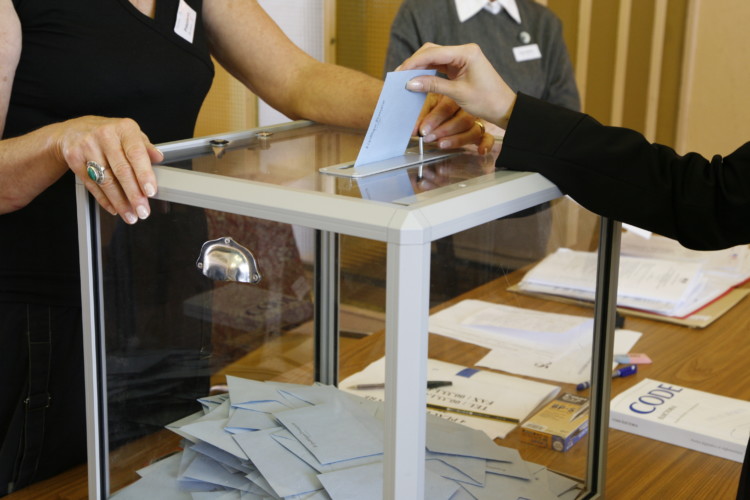 Municipales Paris : pour le second tour, Anne Hidalgo créditée de 44% des intentions de vote, devant Rachida Dati (35%)