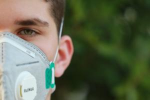 Homme avec un masque de protection