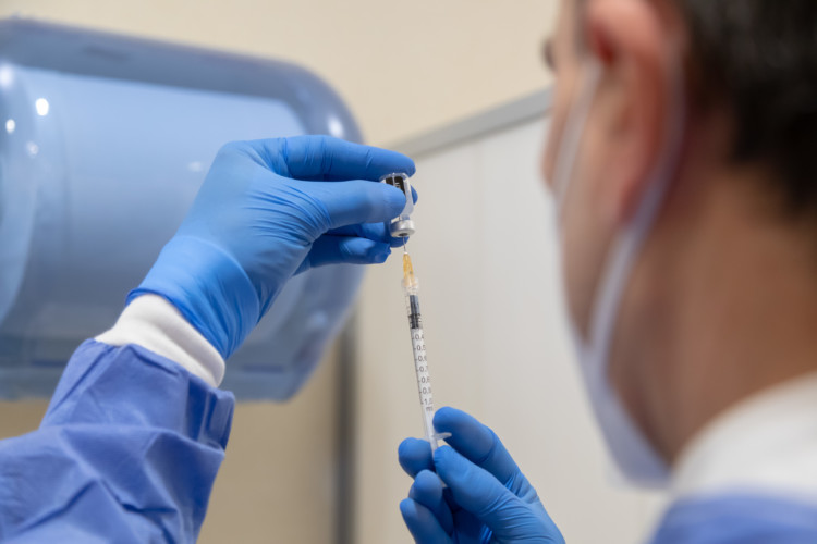 Le rythme actuel de vaccination est trop lent pour 2 Français sur 3